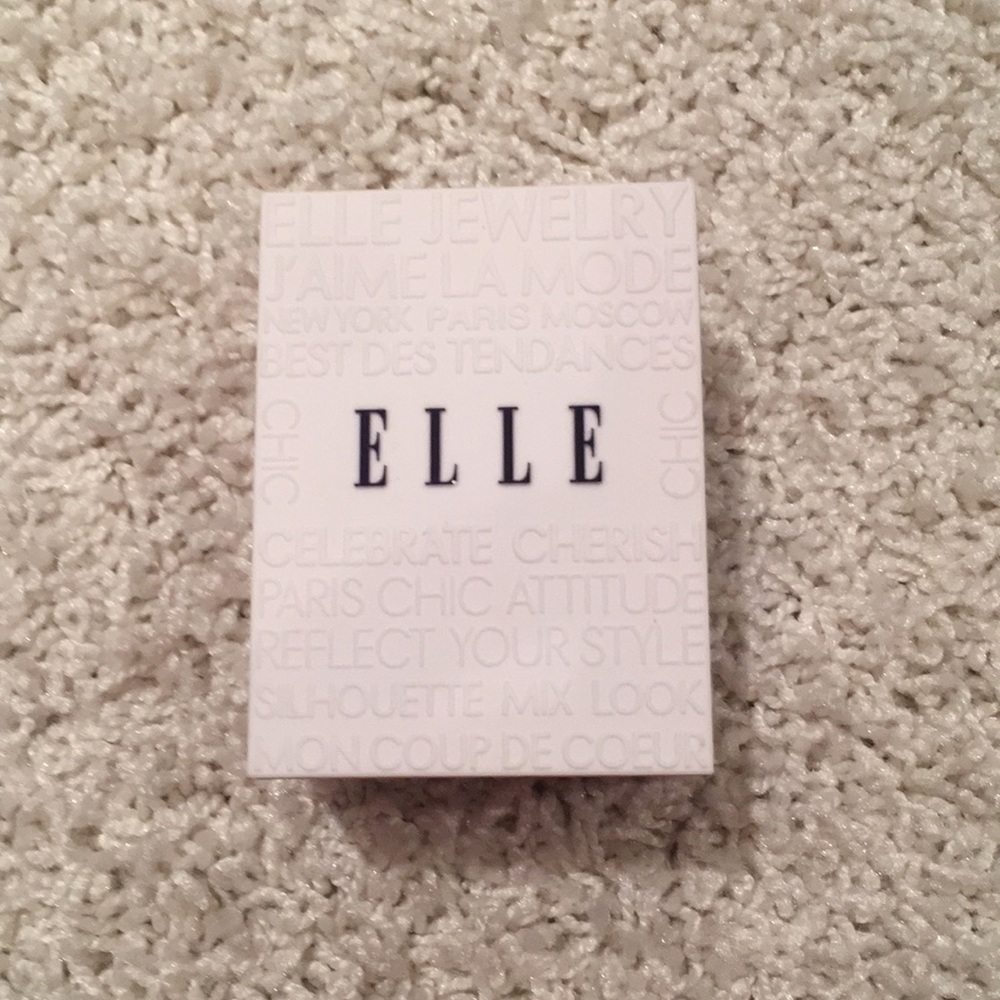 Elle earring and/or necklace box (empty).